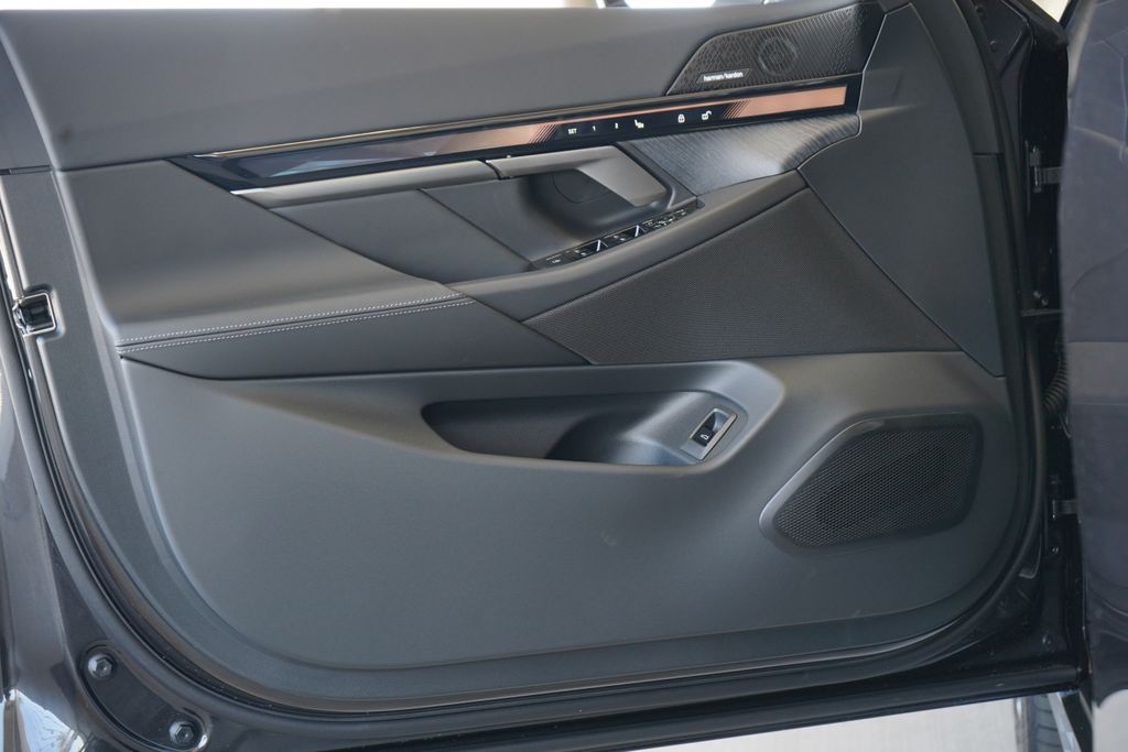 Thumbnail: 2026 BMW i5 - 10