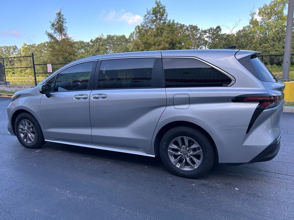 Thumbnail: 2023 Toyota Sienna - 3