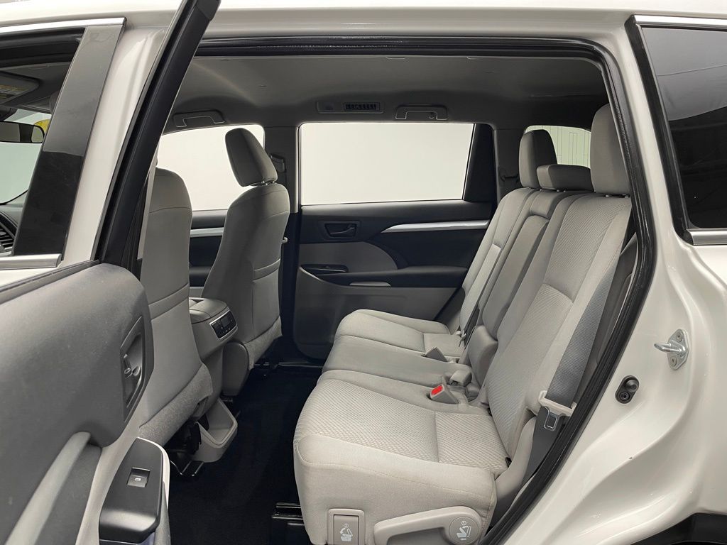 2019 Toyota Highlander LE 29