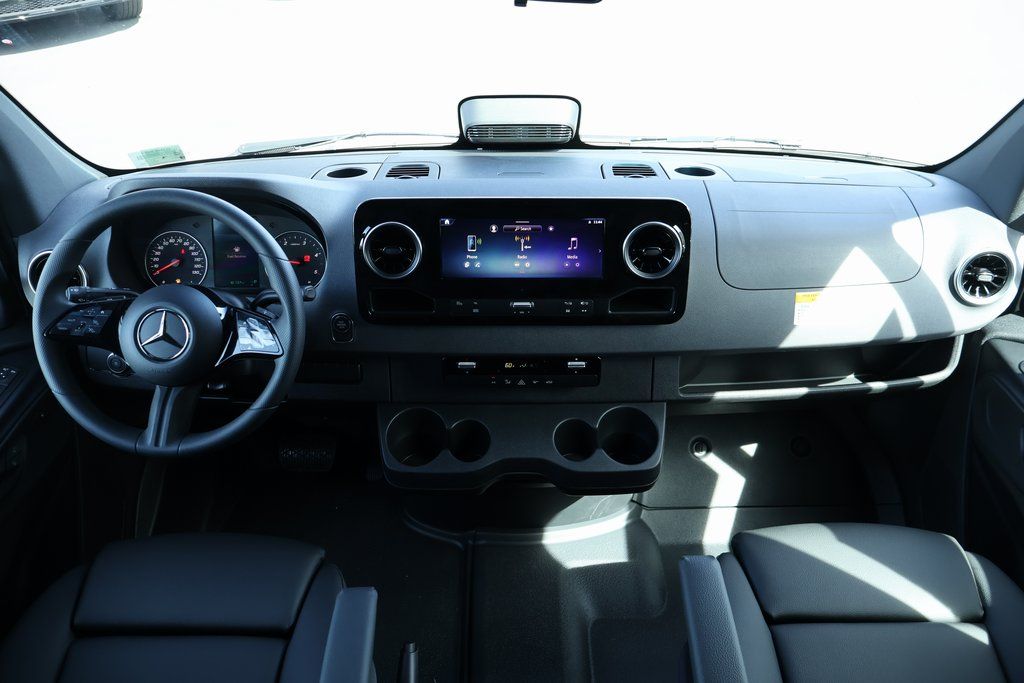 Thumbnail: 2025 Mercedes-Benz Sprinter - 4
