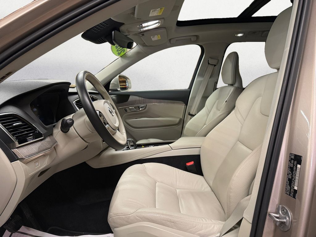 2024 Volvo XC90 B6 Plus Bright Theme photo