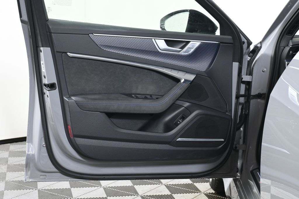 Thumbnail: 2024 Audi RS 6 - 29