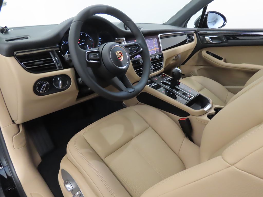 Thumbnail: 2026 Porsche Macan - 4