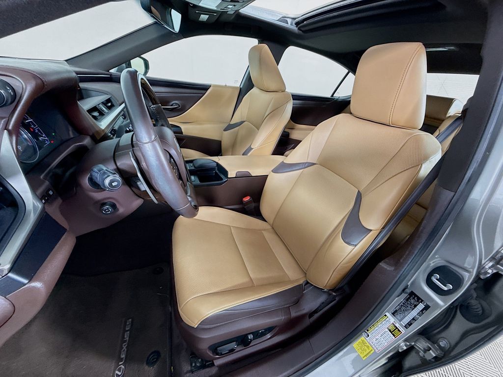 Thumbnail: 2020 Lexus ES - 21