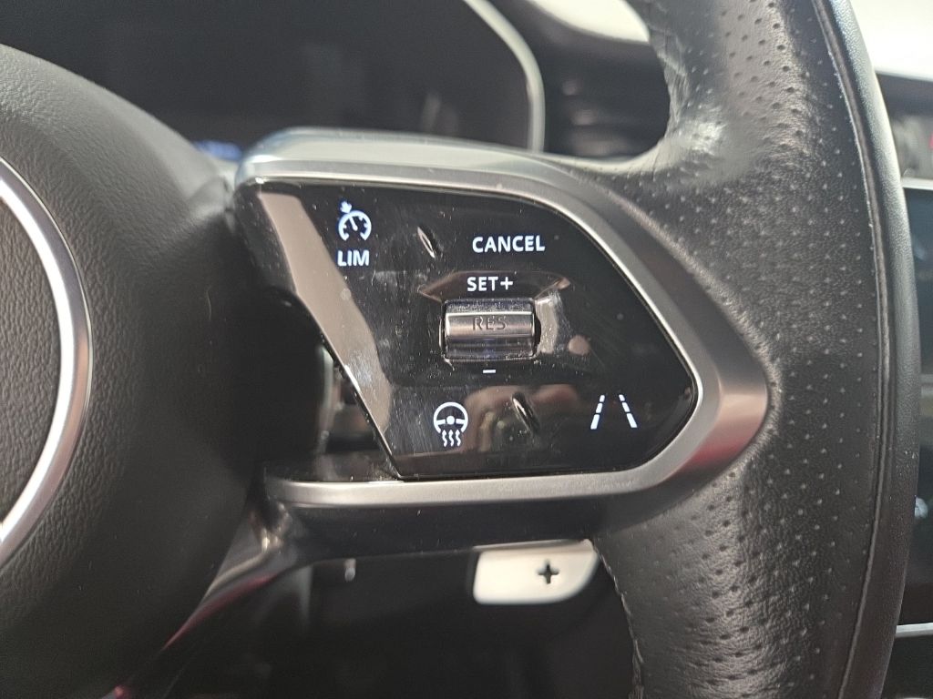 Certified Used 2022  Jaguar R-Dynamic SE image 17
