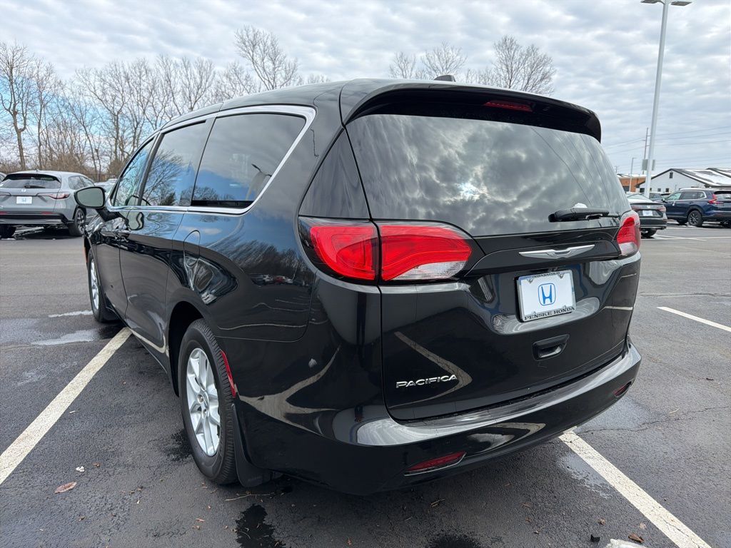 Thumbnail: 2017 Chrysler Pacifica - 3