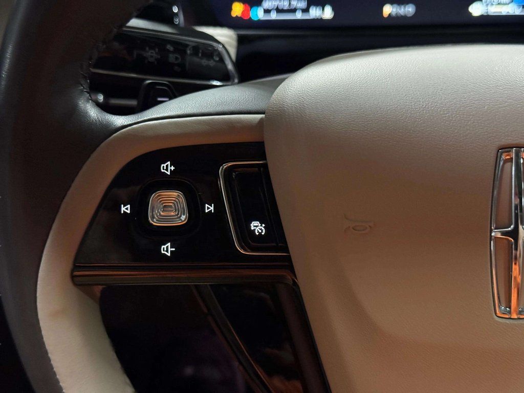 Certified Used 2022 Ceramic Pearl Metallic Tri-Coat Lincoln Grand Touring image 12