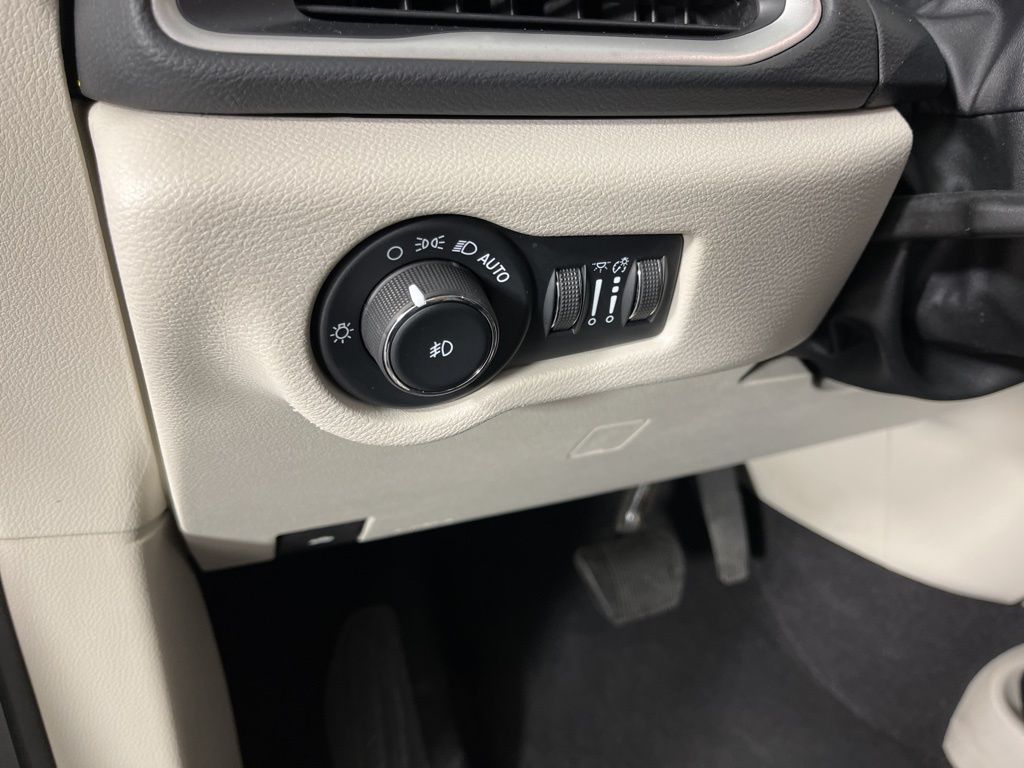 2023 Chrysler Pacifica Touring L 27