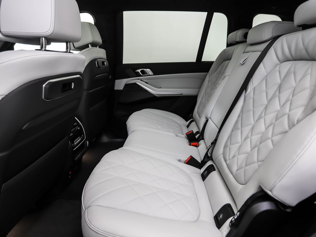 Thumbnail: 2026 BMW X7 - 21
