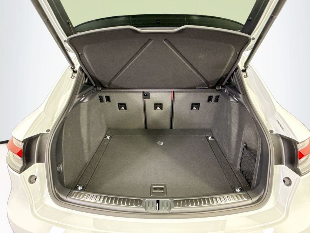 Thumbnail: 2026 Porsche Macan - 29