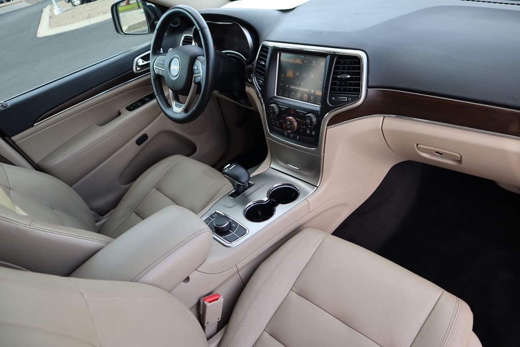 Thumbnail: 2015 Jeep Grand Cherokee - 17