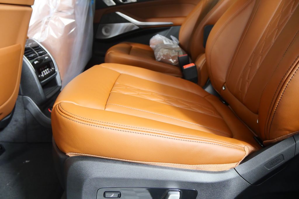 Thumbnail: 2026 BMW X7 - 16
