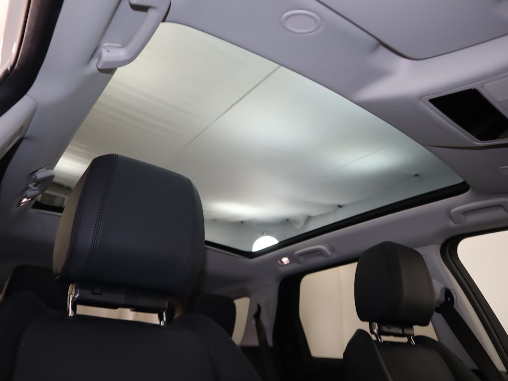 Thumbnail: 2024 Land Rover Discovery Sport - 19