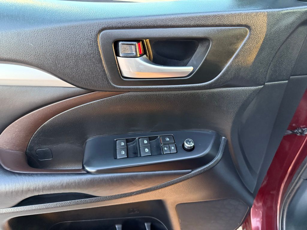 Thumbnail: 2017 Toyota Highlander - 10