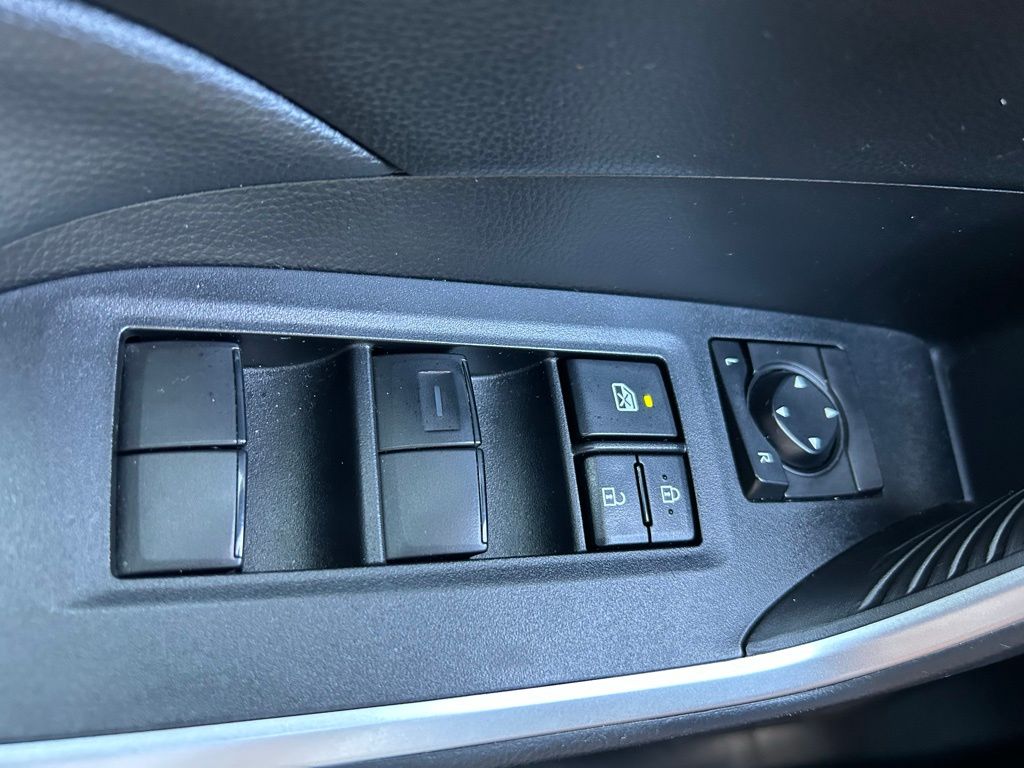 2022 Toyota RAV4 LE 27