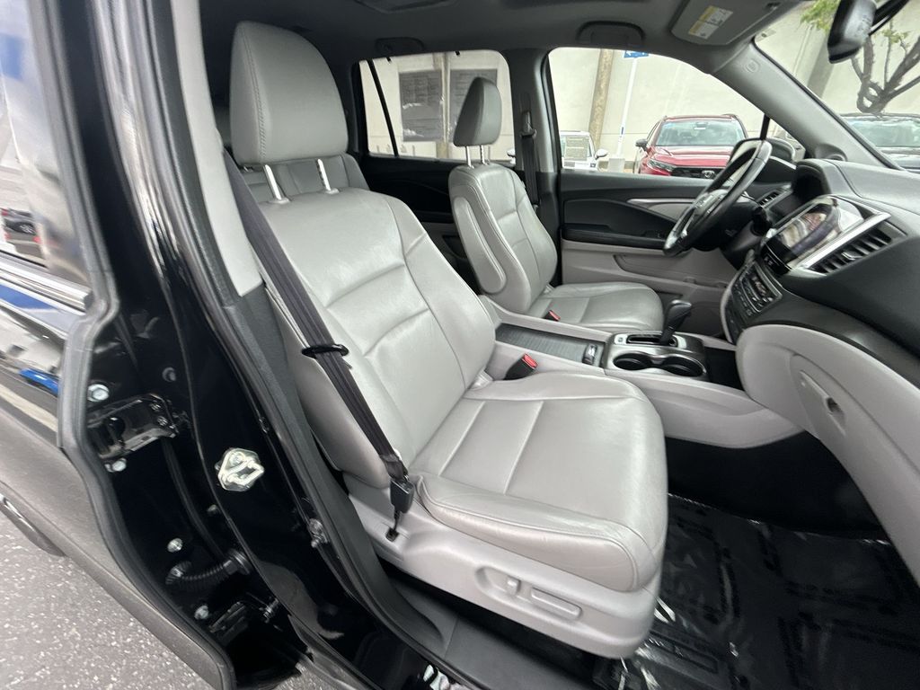 Thumbnail: 2017 Honda Pilot - 26