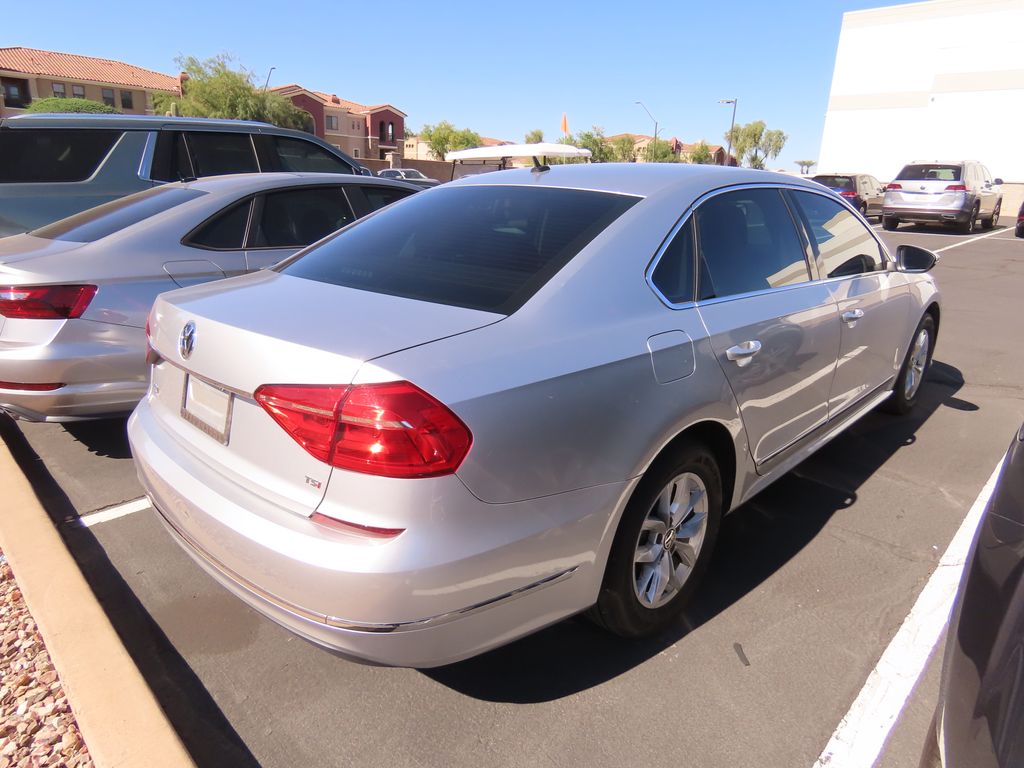 Thumbnail: 2016 Volkswagen Passat - 3