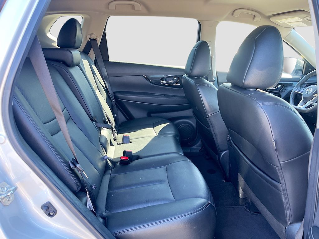 Used 2020 Silver Nissan SL image 27