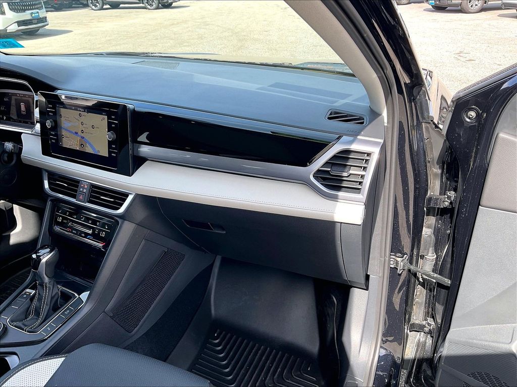 2025 Volkswagen Taos — photo 12