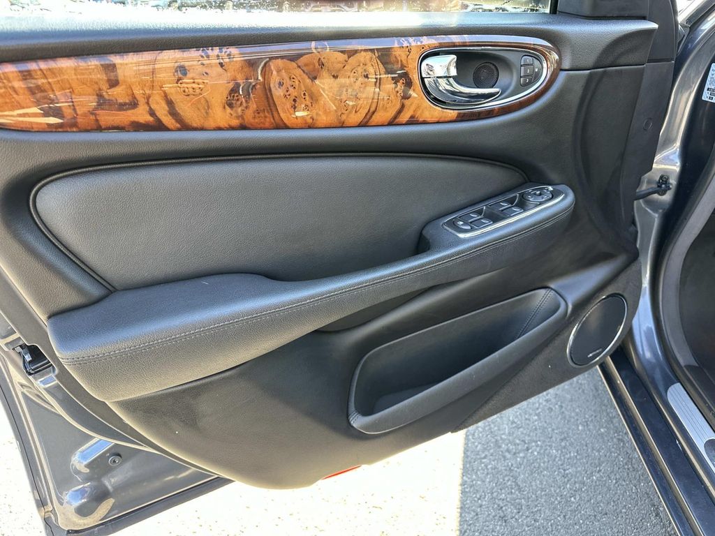 Thumbnail: 2005 Jaguar XJ - 28