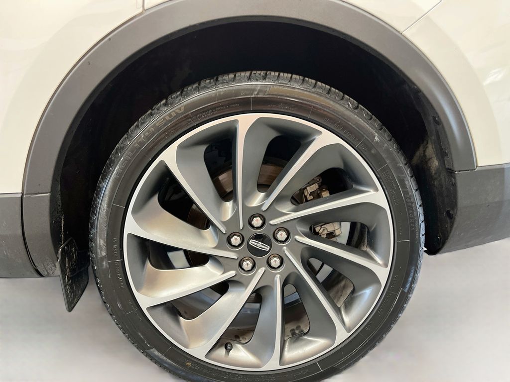Used 2023 White Metallic Lincoln Reserve image 32