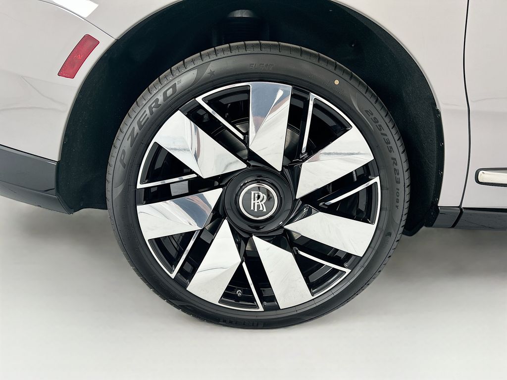 Thumbnail: 2027 Rolls-Royce Cullinan - 32