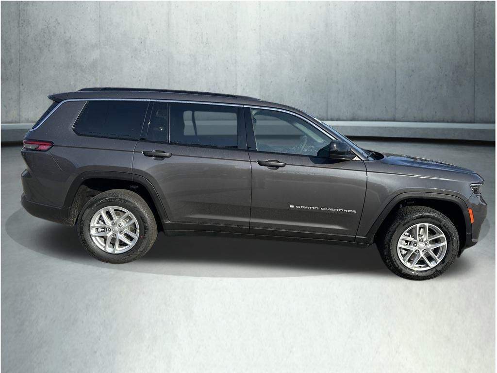 2025 Jeep Grand Cherokee Laredo photo 2