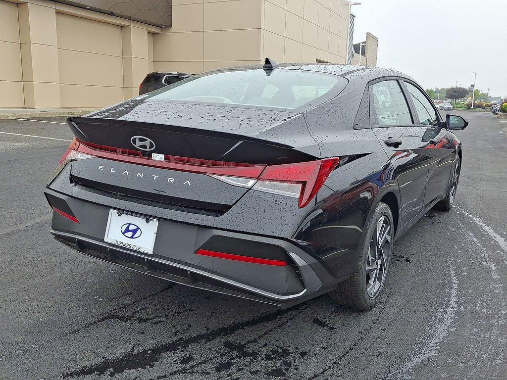 2025 Hyundai Elantra Sport 4