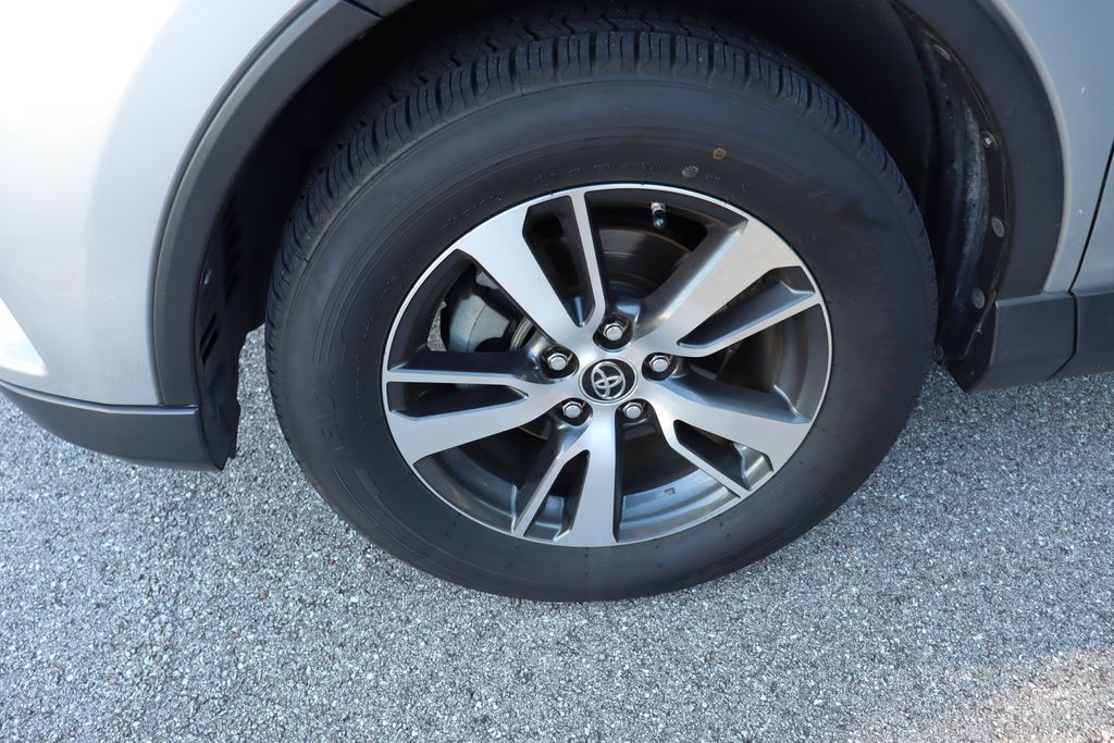 Thumbnail: 2018 Toyota RAV4 - 4