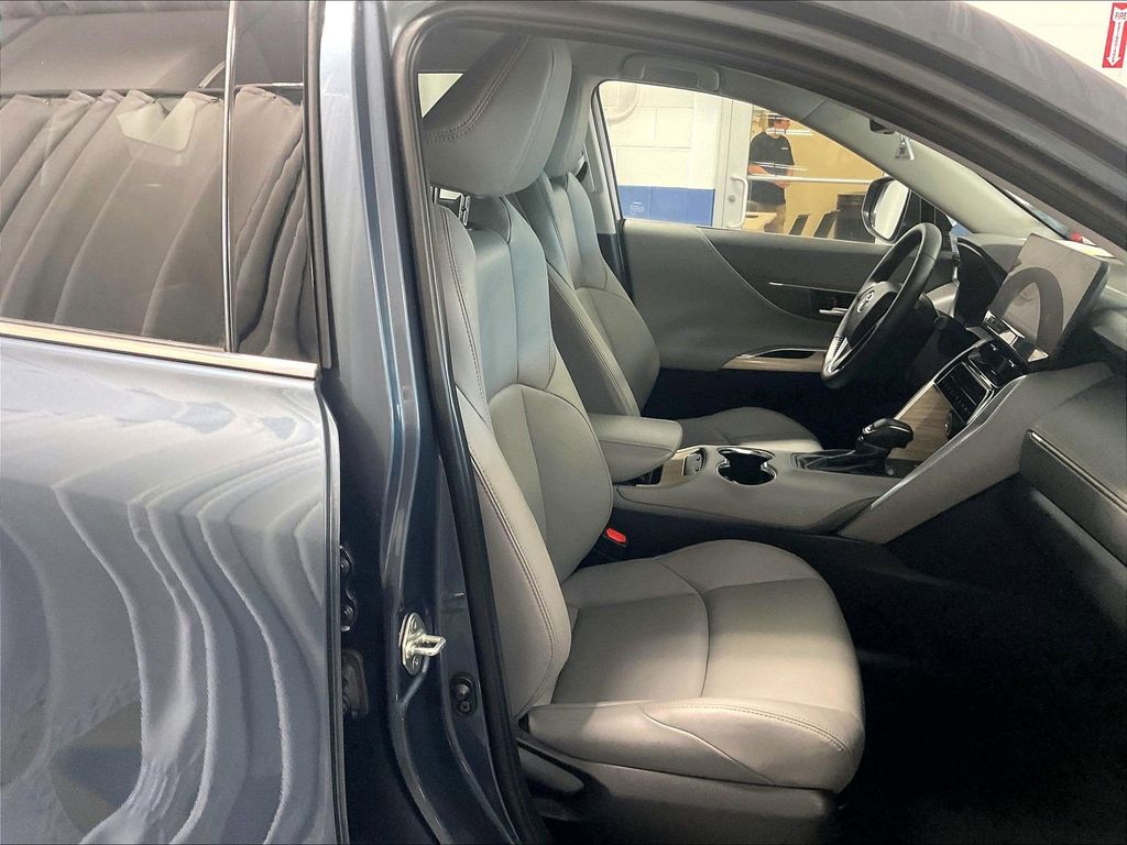 2023 Toyota Venza — photo 11
