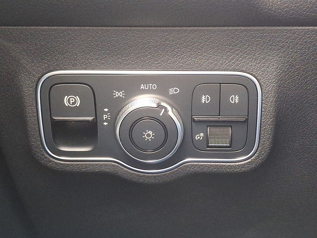 Thumbnail: 2022 Mercedes-Benz GLB - 25