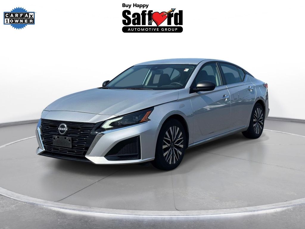 Silver 2024 Nissan Altima Sedan Front-Wheel Drive Continuously Variable Transmission