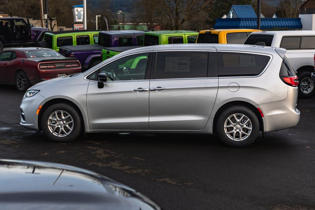2026 Chrysler Pacifica Select thumbnail 10
