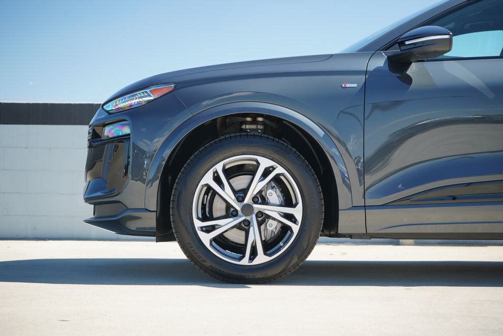 Thumbnail: 2027 Audi Q6 e-tron - 2
