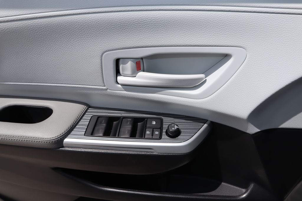 2025 Toyota Sienna LE 23