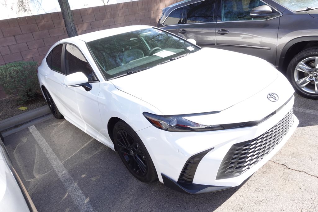 2025 Toyota Camry SE Hybrid's photo