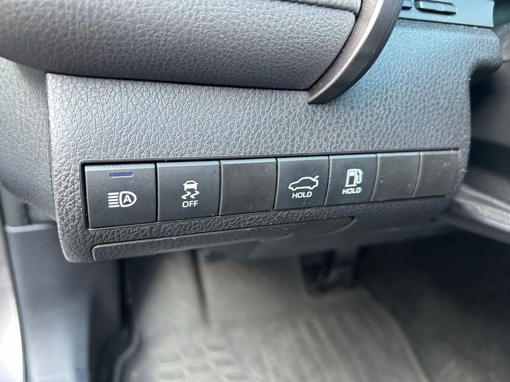 2022 Toyota Camry SE 18