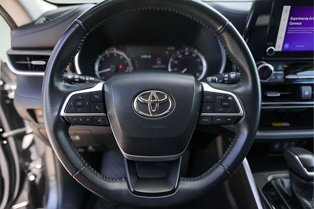 Used Car 2023 Toyota Highlander  Xle For Sale Under $35,000 In Austin, Texas