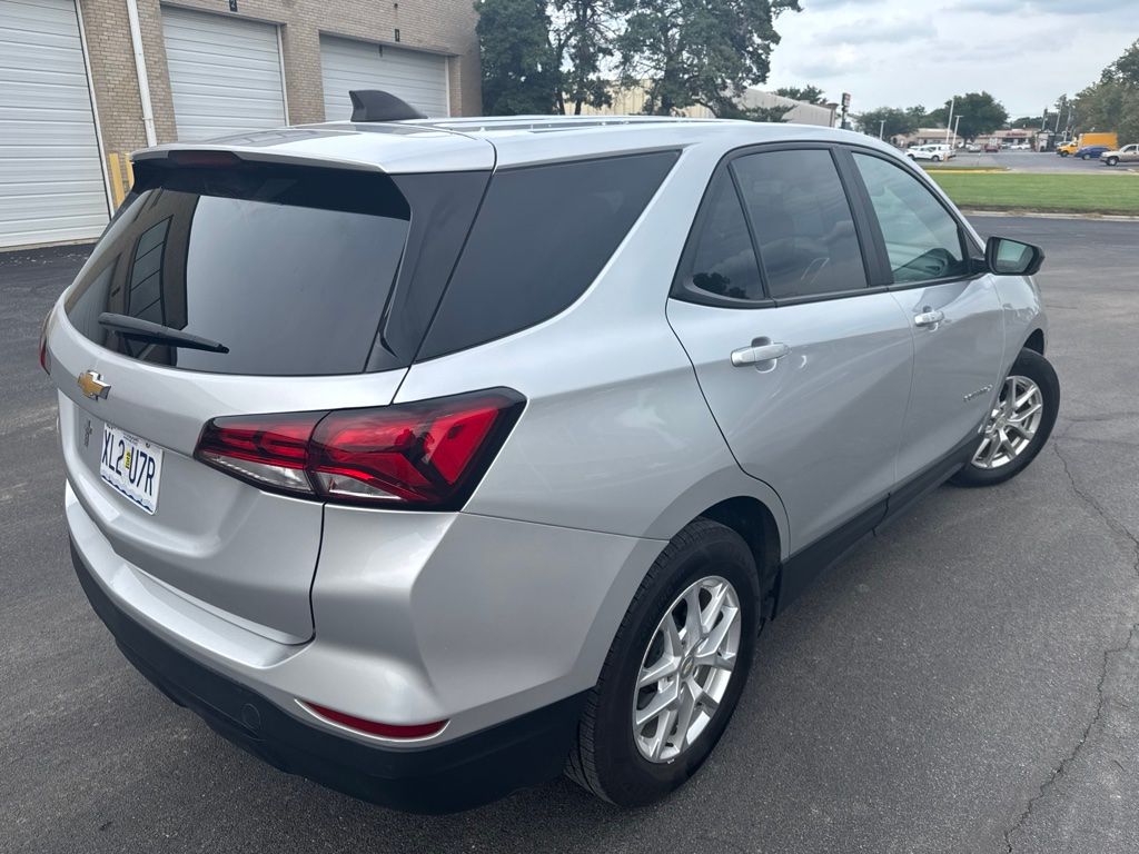 2022 Silver Ice Metallic Chevrolet Equinox LS FWD SUV