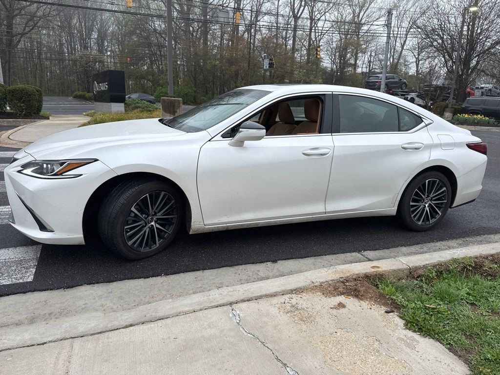 View vehicle photo 4