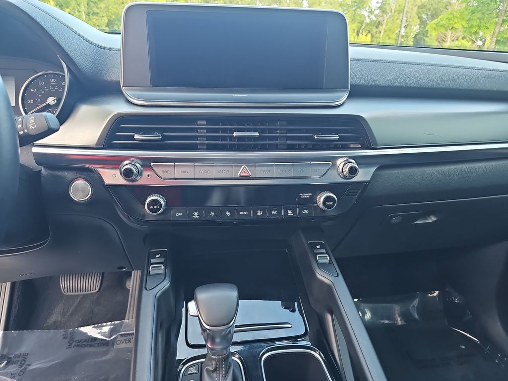 Used 2022 White Kia S image 21