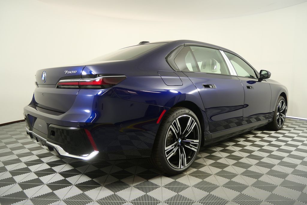 Thumbnail: 2026 BMW 7 Series - 3