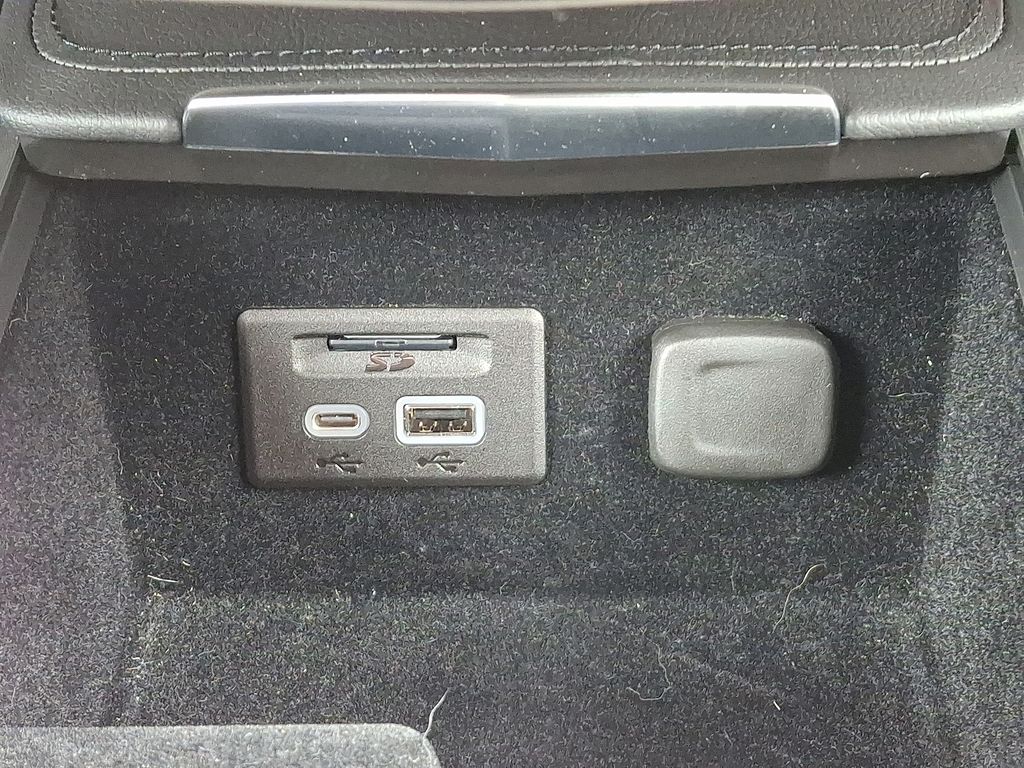 Thumbnail: 2022 Cadillac XT4 - 27