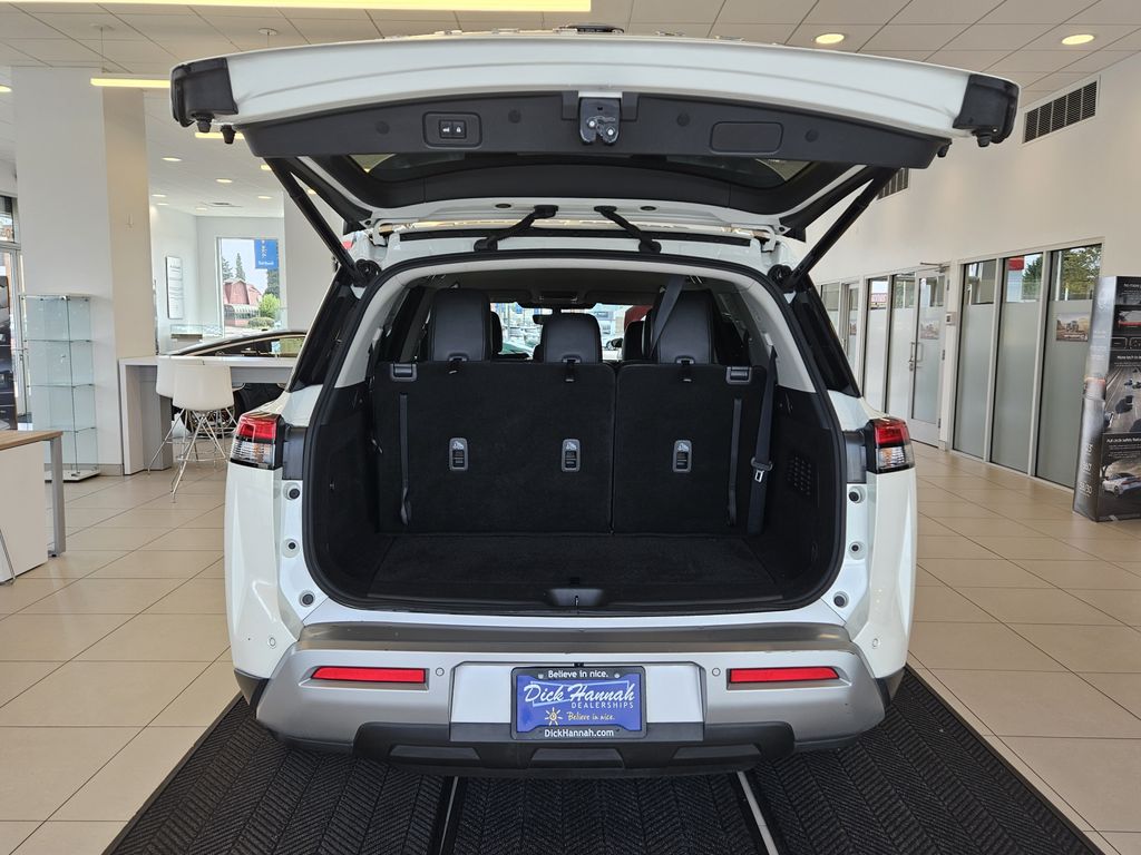 2023 Nissan Pathfinder SL