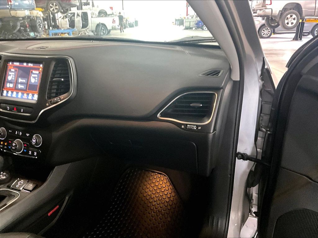 2021 Jeep Cherokee — photo 13