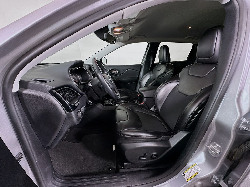 Thumbnail: 2019 Jeep Cherokee - 20