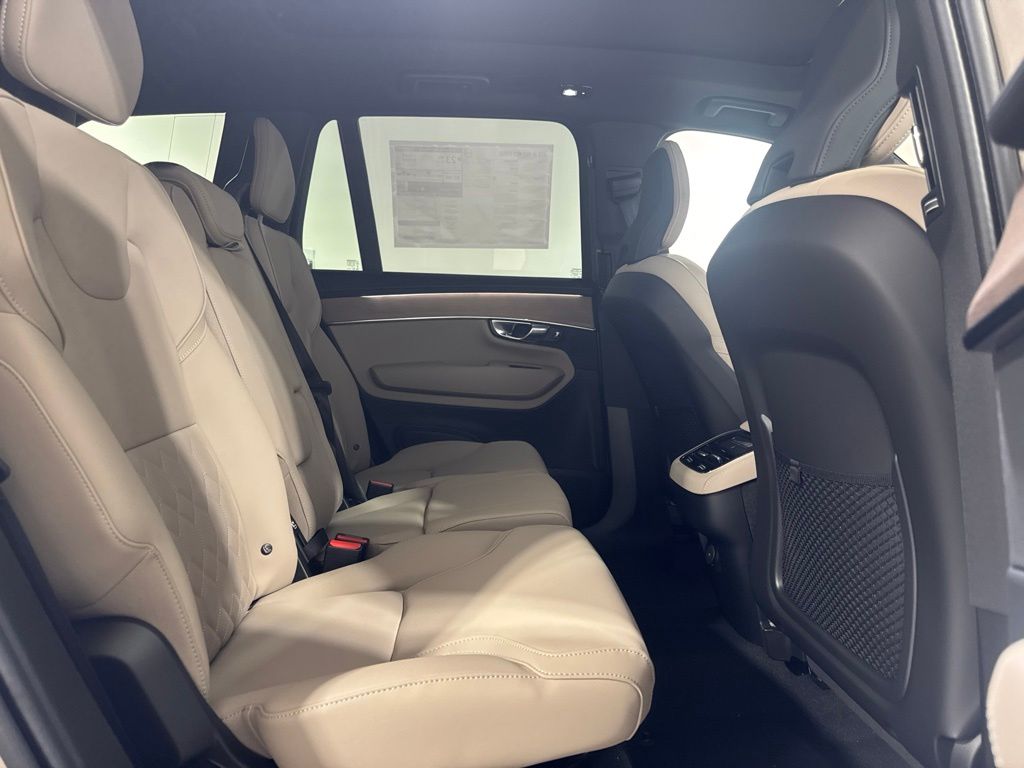New 2026  Volvo B6 Plus 7-Seater image 25