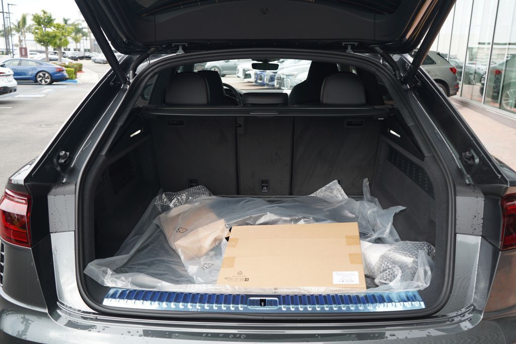 Thumbnail: 2026 Audi RS Q8 - 11