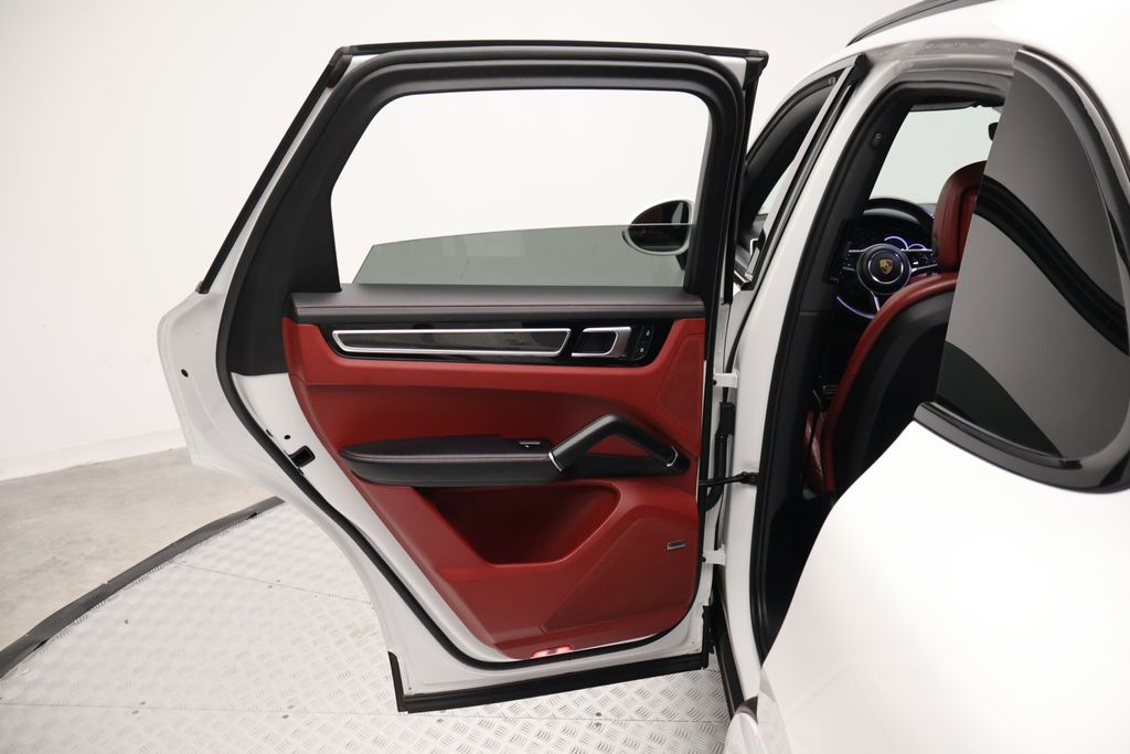 Thumbnail: 2023 Porsche Cayenne - 21