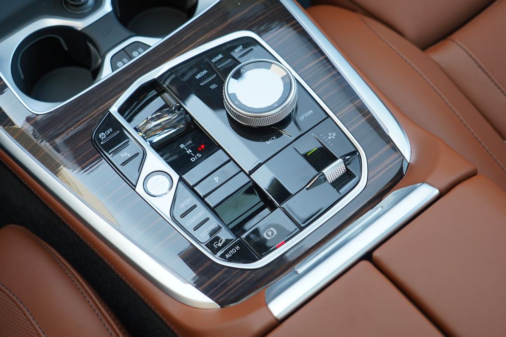 Thumbnail: 2027 BMW X7 - 30